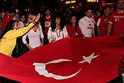 München feierte auf der Leopoldstraße den türkischen Einzug ins Viertelfinale der EM 2008 (Foto: Martin Schmtz)