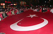 München feierte auf der Leopoldstraße den türkischen Einzug ins Viertelfinale der EM 2008 (Foto: Martin Schmtz)