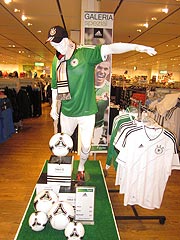das passende Fan Outfit für die UEFA EM 2012 -   Trikots und Fan-Artikel - gibt es bei der Galeria Kaufhof im OEZ (Foto. Galeria Kaufhof im OEZ)