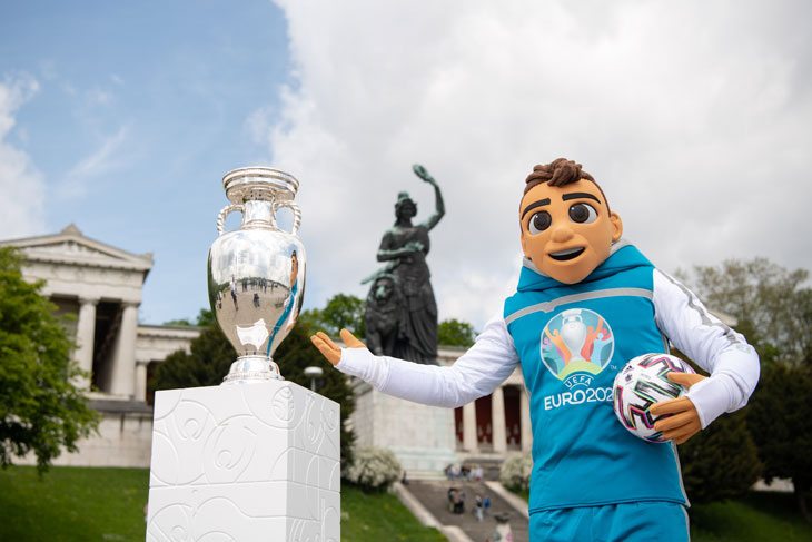 UEFA EURO 2020 mascot Skillzy mit der UEFA EURO 2020 Trophy vor der Bavaria auf der Thereinwiese (©Foto: Tobias Hase / LHM RBS)