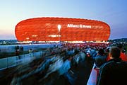 Zur Allianz Arena ging es am Dienstag für die Bayern Fans (© Foto: Allianz-Arena)