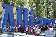 Die Buchstaben der Arena gingen gleich mit im Konvoi (Foto: Nathalie Tandler)