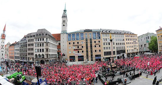 Fans auf dem Marienplatz am 18.05.2014 (©Foto: Ingrid Grossmann)