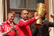 Pep Guardiola mit Pokal (©Foto: Martin Schmitz)
