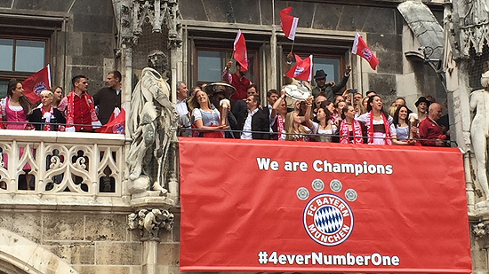 Meistermannschaften des FC Bayern München auf dem Rathausbalkon (©Foto: Martin Schmitz)