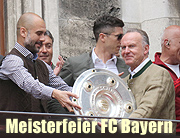 Meisterfeier des FC Bayern München am 15.05.2016 mit den Meisterschalen auf dem Rathausbalkon am Marienplatz München, Fotos & Videos (©Foto. Martin Schmitz)