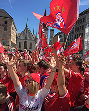 Zig-Tausende feierten auch 2016 in München auf den Straßen und auf dem Marienplatz (©Foto.  Martin Schmitz)