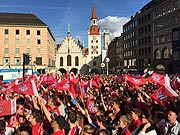 Fans 2017 auf dem Marienplatz bei der Miesterfeier (©Foto. Martin Schmitz)