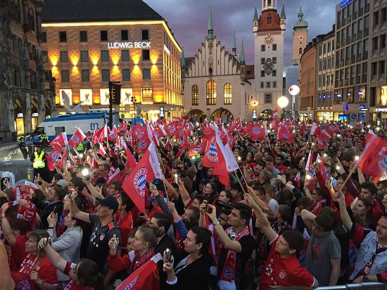 Fans auf dem Marienplatz bei der Meistefeier des FC Bayern München 2017 (©Foto: Martin Schmitz)