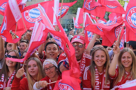 Fans auf dem Marienplatz bei der Meistefeier des FC Bayern München 2017 (©Foto.Martin Schmitz)
