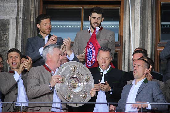 Trainer Carlo Ancelotti mit der Meisterschale auf dem Rathausbalkon (©Foto: Martin Schmitz)