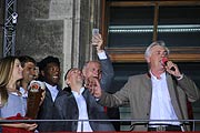 Carlo Ancelotti sang 2017 auf dem Rathausbalkon (©Foto: Martin Schmitz)