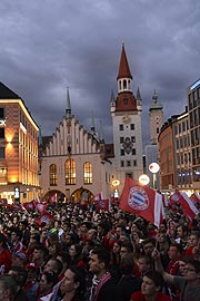 Fans auf dem Marienplatz bei der Meistefeier des FC Bayern München 2017 (©Foto: Ingid Grossmann)