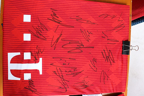 Trikot mit den aktuellen Unterschriften nach dem FC Bayern Fotoshooting (©Foto:Martin Schmitz)