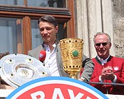 Erfolgstrainer Nico Kovac bei der Meisterfeier 2019 auf dem Rathausbalkon (©Foto. Martin Schmitz)