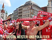 Meisterfeier und Doublefeier des FC Bayern München am 26.05.2019 mit der Meisterschale und DFB Pokal auf dem Rathausbalkon am Marienplatz München (©Foto: Martin Schmitz)