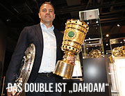 Das Double ist „dahoam“: Hansi Flick brachte Meisterschale und DFB-Pokal am 06.07.2020 ins FC Bayern Vereinsmuseum in der FCB Erlebniswelt der Allianz Arena (Photo by Alexander Hassenstein/Getty Images,)