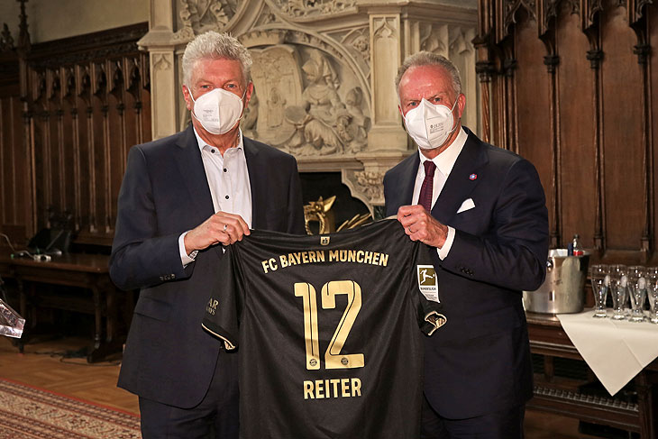 Eintrag ins Goldene Buch der Landeshauptstadt München Mannschaftskapitän Manuel Neuer, Trainer Hansi Flick, Vereinspräsident Herbert Hainer, Vorstandsvorsitzenden Karl-Heinz Rummenigge, Sportvorstand Hasan Salihamidzic (Foto: Michael Nagy/Presse- und Informationsamt München)