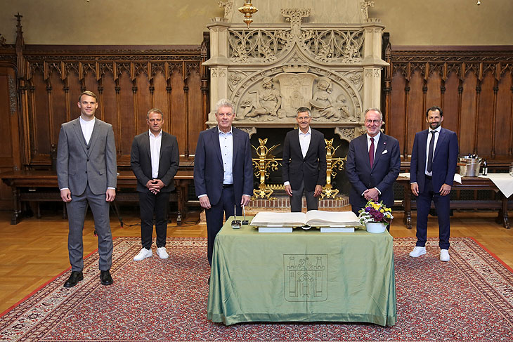 Eintrag ins Goldene Buch der Landeshauptstadt München Mannschaftskapitän Manuel Neuer, Trainer Hansi Flick, Vereinspräsident Herbert Hainer, Vorstandsvorsitzenden Karl-Heinz Rummenigge, Sportvorstand Hasan Salihamidzic (Foto: Michael Nagy/Presse- und Informationsamt München)
