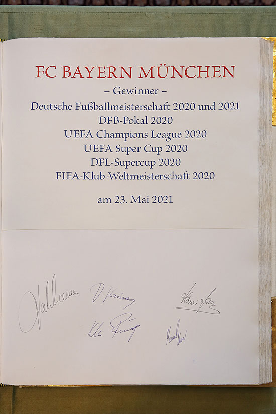 Eintrag ins Goldene Buch der Landeshauptstadt München (Foto: Michael Nagy/Presse- und Informationsamt München)