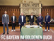 Eintrag des Deutschen Meister 2020/2021 FC Bayern München ins Goldene Buch der Landeshauptstadt (©Foto. Landeshauptttstadt München)