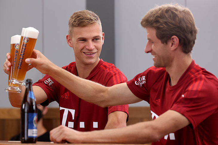 Joshua Kimmich, Thomas Müller FC Bayern München Lederhosenshooting (©Foto:Alexander Hassenstein/Getty Images)