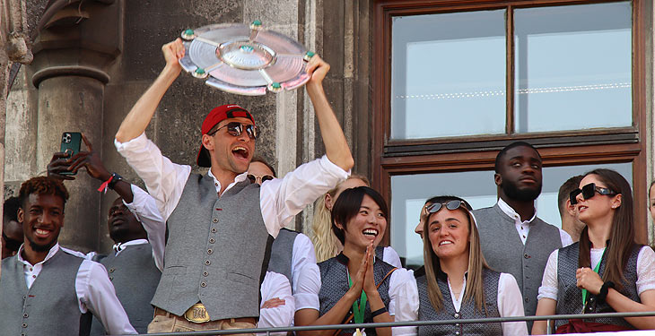 Thomas Müller feierte auch 2023 wieder auf dem Rathausbalkon (©Foto: Martin Schmitz)