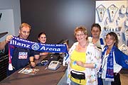 Die erste Kundin des TSV1860 Fanshops: Caroline Kamp aus Karlsfeld erwarb einen Fanschal /Foto. Martin Schmitz)