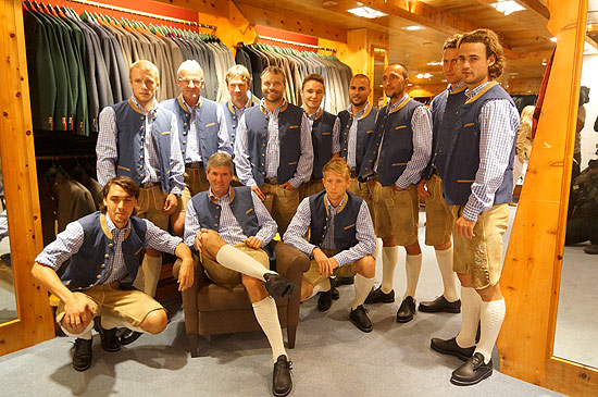 Meindl Anzüge für dasn Löwenteam (©Foto: Martin Schmitz)