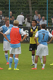 Coach Ricardo Moniz ließ das Team 90 Minuten zum Show-Training auflaufen und zeigte großen Ehrgeiz, die Mannschaft zum Schwitzen zu bringen (©Foto: Martin Schmitz)