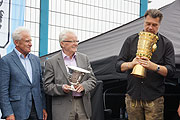 Gerhard Mayrhofer überreicht die Replik des Tschammer Pokals an die Siegermannschaft von 1964 (©Foto: Martin Schmitz)