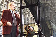 OB Christian Ude begrüsst die Münchner auf dem Marienplatz (Foto: Martin schmitz)