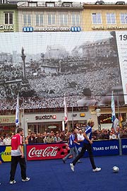 Im SoccaFive Court tritt ein Promi-Team gegen eine Stadtrats-Auswahl an (Foto: Martin Schmitz)