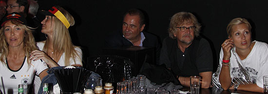 WM schauen in der Sky Lounge @ P1: Gundis Zambo, renata Kochta, Martin Krug, Verena Kerth (©Foto: Martin Schmitz)