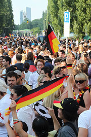 Jubeln auf der Leopoldstraße (Foto: Marttin Schmitz)