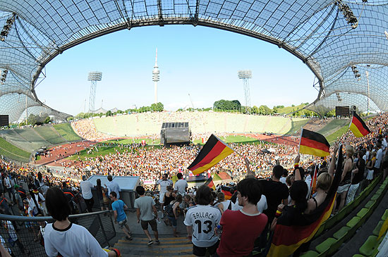 Jubeln und WM schauen@ Olympiastadion (©Foto: Ingrid Grossmann)