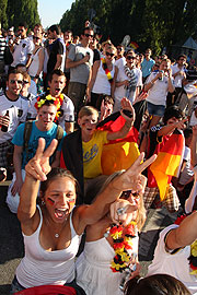 Jubeln auf der Leopoldstraße (Foto: Marttin Schmitz)