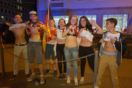 Schlaand... gefeiert wurde ein bißchen am Abend des 21.06.2014 auf der Leopoldstraße nach dem 2:2 Deutschland vs. Ghana (©Foto: MartiN Schmitz)  (©Foto: Martin Schmitz