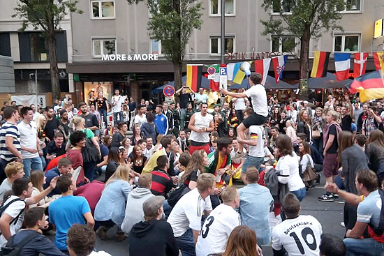 Schlaand... gefeiert wurde ein bißchen am Abend des 21.06.2014 auf der Leopoldstraße nach dem 2:2 Deutschland vs. Ghana (©Foto: MartiN Schmitz)  (©Foto: Martin Schmitz