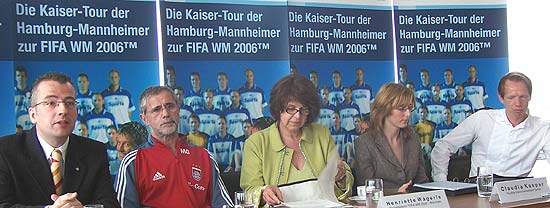Kaiser-Tour vorgestellt: Sebastian Conrad, Projektleiter "Kaiser Tour", Gerd Müller, WM-Botschafter, Henriette Wägerle, Projektleiterin FIFA WM 2006 der Landeshauptstadt München,  Claudia Kasper, Hyundai Motor Deutschland GmbH, Schauspieler Thorsten Rother ("Das Wunder vonBern") (Foto: Martin Schmitz)