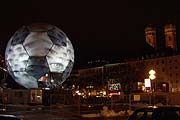 Fussball Globus in der Nacht (Foto: Marikka-Laila Maisel)
