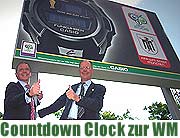 Harald Schröder (Casio) und Dr. Reinhard Wiecorek enthüllten die Countdown Clock am Marienhof (Foto: Marikka-Laila Maisel)