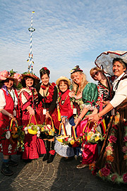 Die Marktfrauen tanzten für die Gäste in Fußball Outfit.. (Foto: MartiN Schmitz)