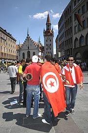 Fans von Tunesien und Saudi-Arabien, die im Stadion spielten, feierten zuvor auf dem Marienplatz (Foto: Ingrid Grossmann)