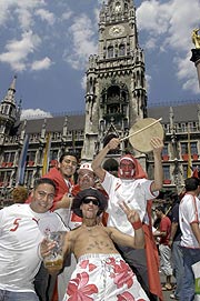 WM Spiel in München: die Tunesier auf dem Marienplatz 14.06.2006, Fotogalerie (Foto: Ingrid Grossmann)