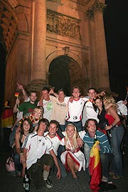 Bis spät in die Nacht gingen die Feiern nach dem Sieg der deutschen gegen die polnische Mannschaft (Foto: MartiN Schmitz)