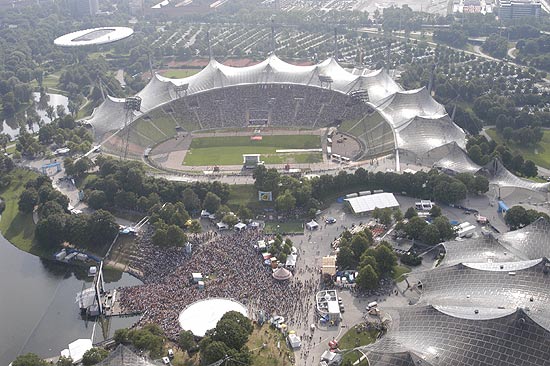 Fan Fest und Olympiastadion mit Public Viewing, gesehen vom Olympiaturm aus (Foto: Ingrid Grossmann)