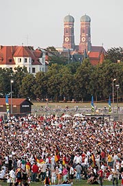 Fan Fest Thereisenwiese am 4.7.2006 (Foto: Ingrid Grossmann)