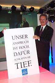 OB Christian Ude versenkt die symbolischen Schlüsselkarte (Foto. Martin Schmitz)