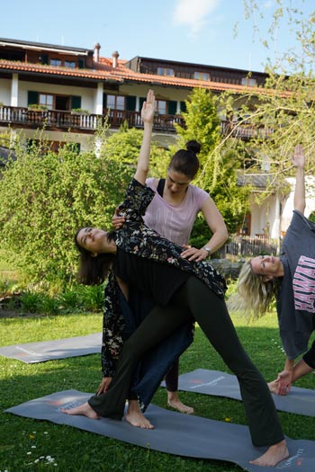 Yogalehrerin Zsuzsanna Villanyi, Marie Nasemann @ Bachmair Weissach Spa & Resort in Weissach / Rottach-Egern (©Foto: Bachmair Weissach)